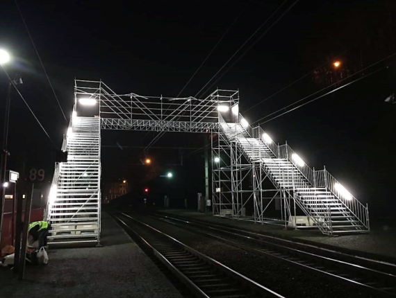 metalusa adapt em linha ferroviária à noite